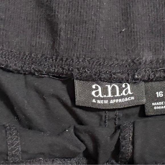 a.n.a Women's Black Cargo Shorts - Picture 2 of 4